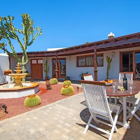 Playa Blanca Villa Sleeps 8 With Pool 别墅